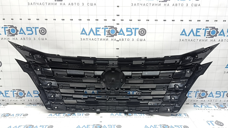 Решетка радиатора grill Nissan Rogue 24-26 без камеры