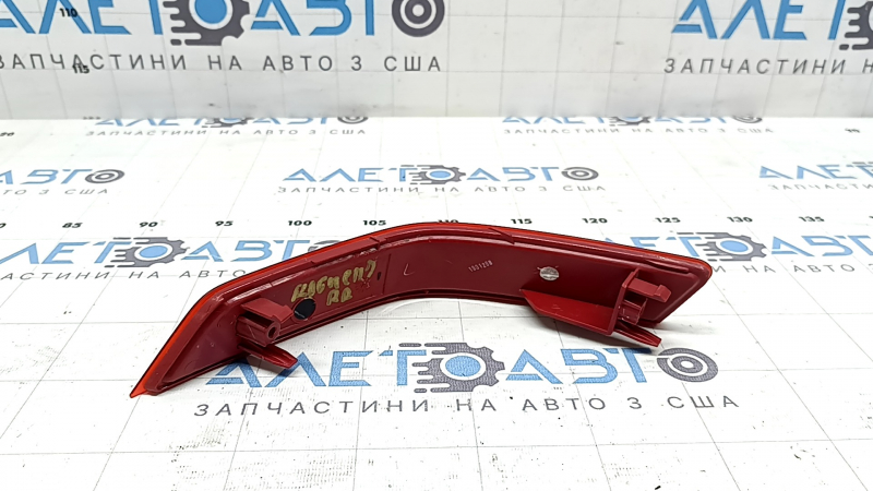 Катафот відбивач заднього бампера правий Nissan Rogue 17-20 сколи