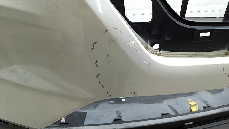 Бампер передній голий Nissan Rogue 17-20 білий, побілів пластик, незаводські отвори, потертий