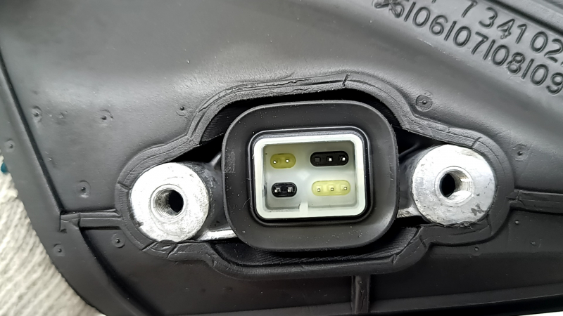 Зеркало боковое правое BMW 5 G30 17-23 9 пинов, BSM, подогрев, поворотник, камера, белое, разбит поворотник, царапины, трещина