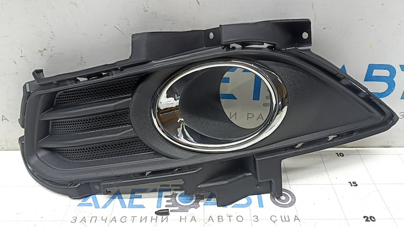 Решетка переднего бампера левая Ford Fusion mk5 13-16 под птф мат Китай, сломана направляющая