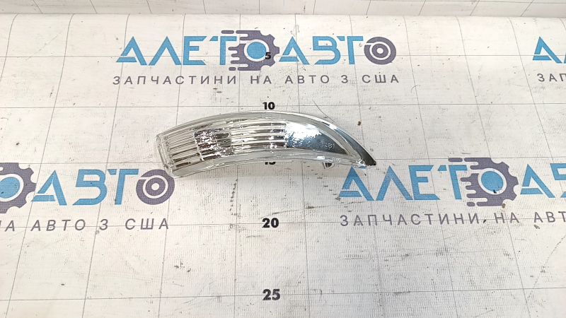 Поворотник зеркала правый Ford Fiesta 11-19