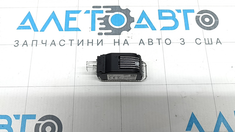 Плафон освещения в обшивке двери карточки нижний передний правый Audi Q5 80A 18-25