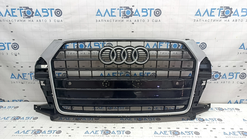 Грати радіатора grill у зборі Audi Q3 8U 16-18 з емблемою, чорний глянець, під цільний бампер, незаводські отвори, сколи
