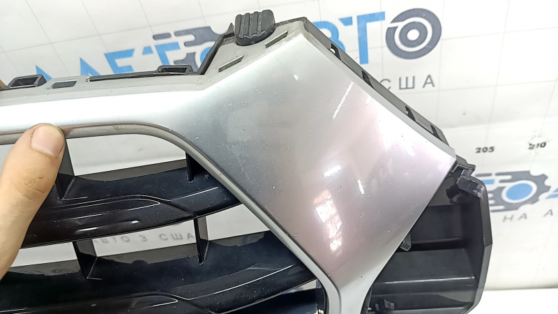 Грати радіатора grill у зборі Audi Q3 8U 16-18 з емблемою, чорний глянець, під цільний бампер, незаводські отвори, сколи