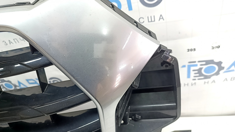 Грати радіатора grill у зборі Audi Q3 8U 16-18 з емблемою, чорний глянець, під цільний бампер, незаводські отвори, сколи