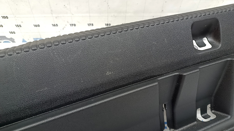 Накладка отвору багажника Audi Q3 8U 15-18 чорна, потерта