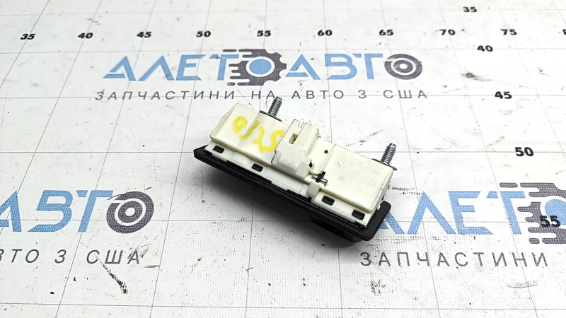 Камера заднього виду з кнопкою та ручкою відкриття багажника Audi Q3 8U 15-18 без проводки