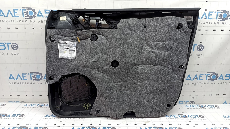 Обшивка двери карточка передняя левая Audi Q3 8U 15-18 черная, вставка черная кожа, вставка под алюминий, подлокотник черная кожа, царапины, потерта, сломаны крепления