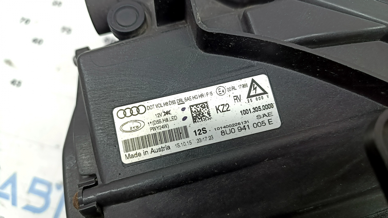 Фара передня ліва в зборі Audi Q3 8U 16-18 ксенон, під полірування, подряпини, жовтий DRL