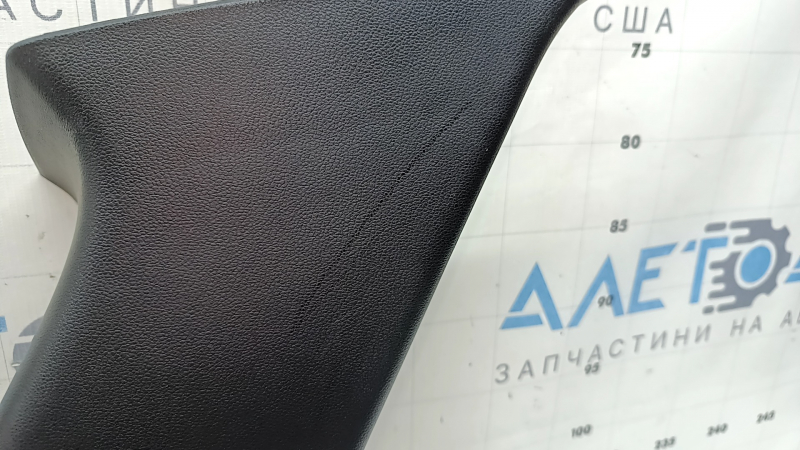 Накладка задньої стійки ліва Hyundai Tucson 22-24 чорна, подряпини, зламані кріплення