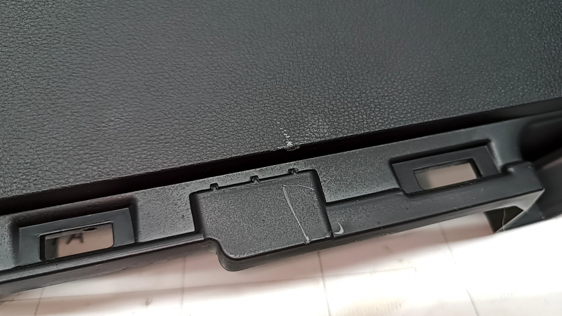 Накладка задней стойки правая Hyundai Tucson 22-24 черная, царапины, сломаны крепления