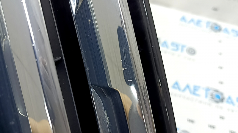 Решетка радиатора grill VW Tiguan 18-19 без эмблемы, 3 хром полоски, сверху хром, тычки, вздулся хром