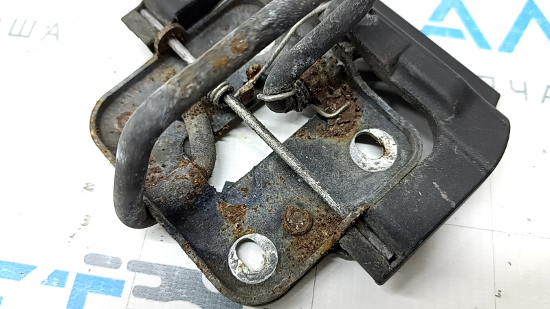 Крючок замка капота VW Tiguan 18-24 коррозия