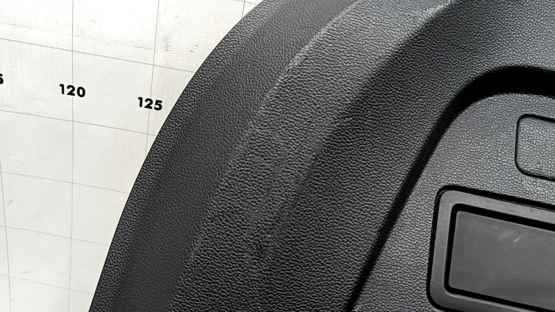 Обшивка арки ліва VW Tiguan 18-19 чорна під 3 ряди, з важелем відкидання задніх сидінь, без ґрат, подряпини