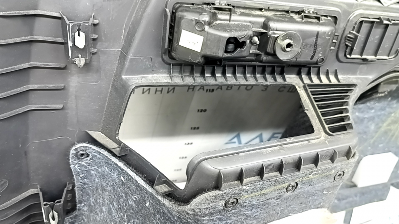 Обшивка арки права VW Tiguan 18-19 чорна під 3 ряди, з важелем відкидання задніх сидінь, без ґрат, подряпини, потерта