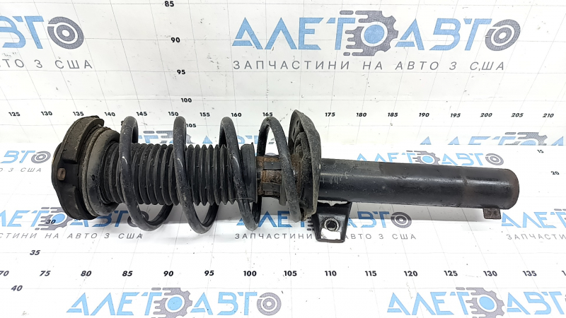 Стойка амортизатора в сборе передняя левая Audi Q3 8U 15-18 ржавая