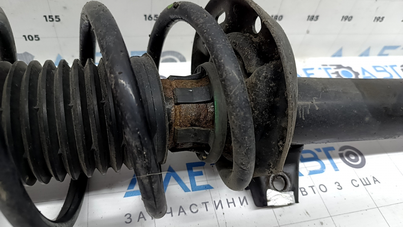 Стойка амортизатора в сборе передняя левая Audi Q3 8U 15-18 ржавая