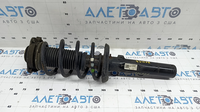 Стойка амортизатора в сборе передняя правая Audi Q3 8U 15-18 ржавая