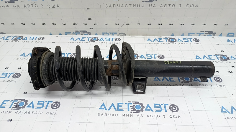 Стойка амортизатора в сборе передняя правая Audi Q3 8U 15-18 ржавая
