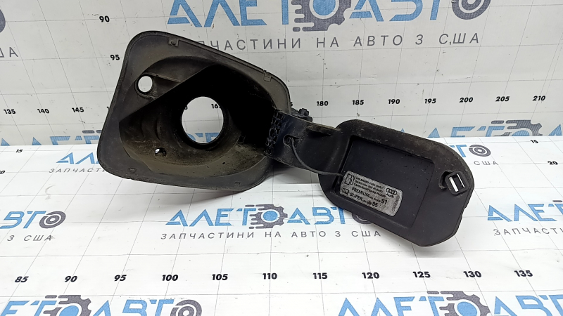 Корпус лючка бензобака Audi Q3 8U 15-18 зламане кріплення