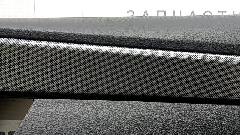 Обшивка двери карточка передняя правая Hyundai Santa FE 21-23 черная, с накладкой, вставка и подлокотник кожа черная, молдинг серый ромб, царапины