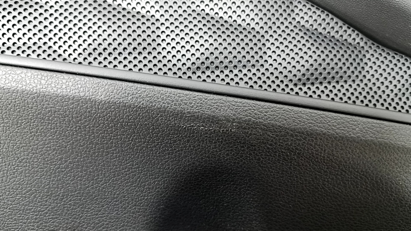 Обшивка двери карточка передняя правая Hyundai Santa FE 21-23 черная, с накладкой, вставка и подлокотник кожа черная, молдинг серый ромб, царапины