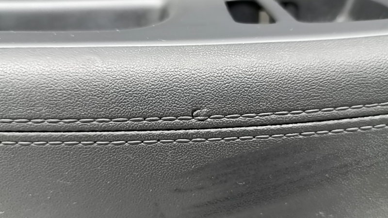 Обшивка дверей картка передня ліва Hyundai Santa FE 21-23 чорна, з накладкою, вставка та підлокітник шкіра чорна, молдинг сірий ромб, подряпини, під чищення