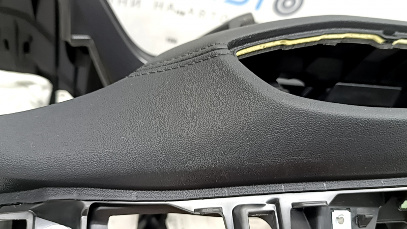 Торпедо передняя панель с AIRBAG Hyundai Santa FE 21-23 черная, с накладками и молдингами серый ромб, царапины