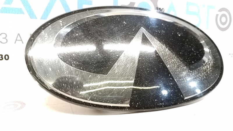 Эмблема решетки радиатора grill Infiniti QX50 19-25 под дистроник, затерта, трещины