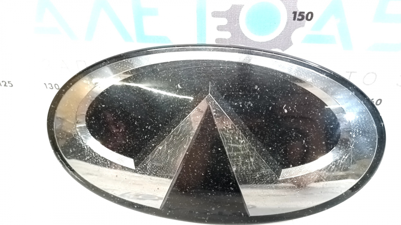 Эмблема решетки радиатора grill Infiniti QX50 19-25 под дистроник, затерта, трещины