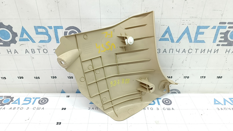Накладка передней стойки нижняя левая Toyota Camry v55 15-17 usa бежевая, потерта, под химчистку