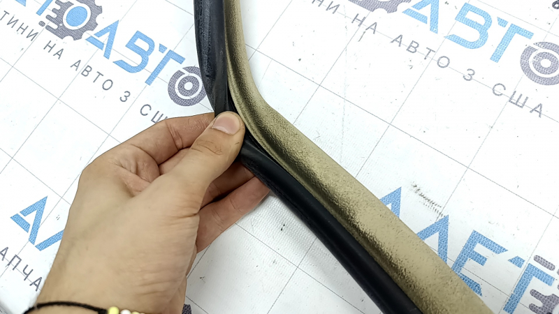 Уплотнитель дверного проема передний правый Toyota Camry v55 15-17 usa бежевый, под химчистку