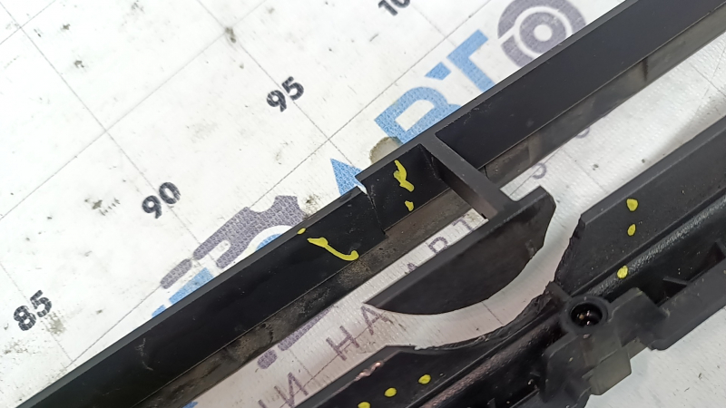 Нижня решітка переднього бампера Audi A4 B8 13-16 рест, S line, тріснута