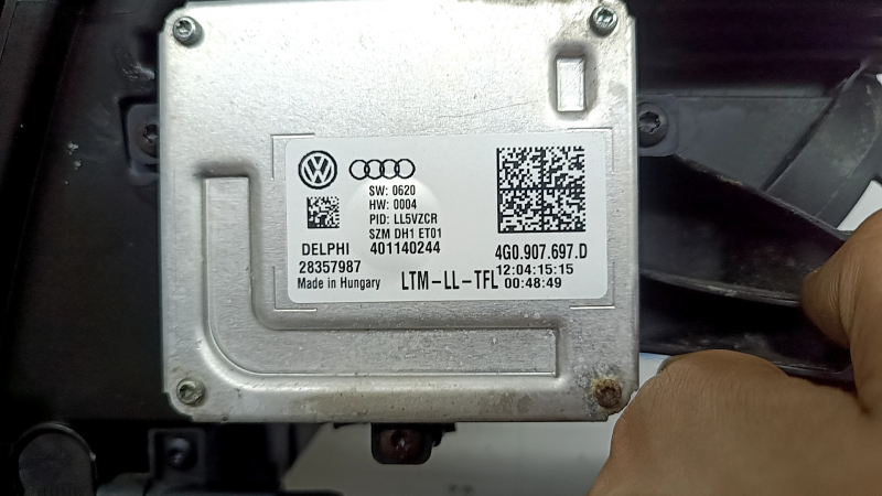 Фара передня ліва в зборі Audi A4 B8 13-16 рест ксенон led, під полірування, подряпини, жовтий led