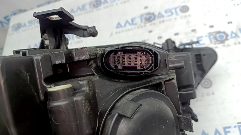 Фара передня ліва в зборі Audi A4 B8 13-16 рест ксенон led, під полірування, подряпини, жовтий led