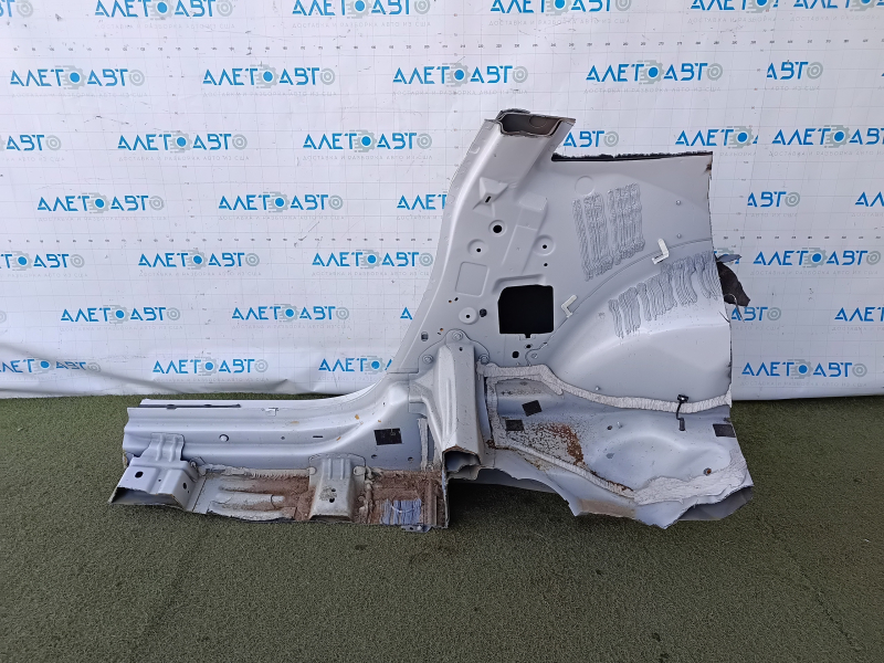 Вид со стороны задней правой четверти Ford Mustang, заметны вмятины на кузове.
