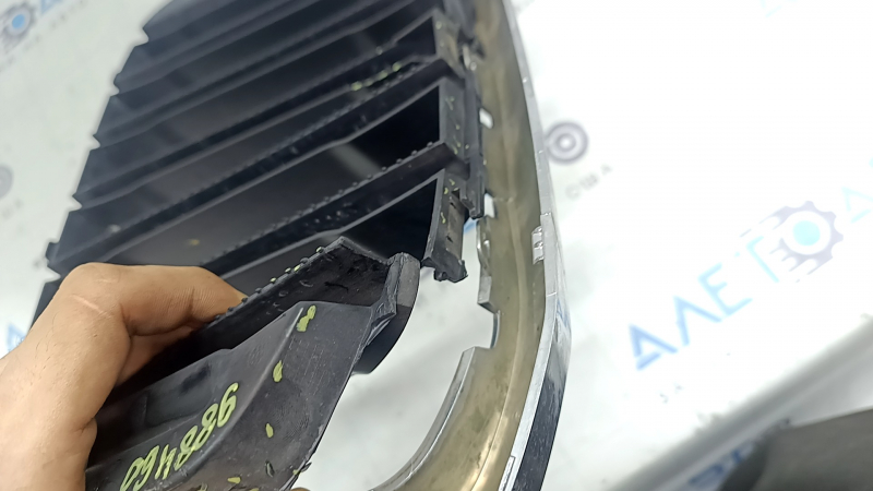 Решетка радиатора grill правая BMW X3 G01 18-21 ноздря, хром обрамление+ черная решетка, треснута, сломаны крепления, сломаны защелки креплений