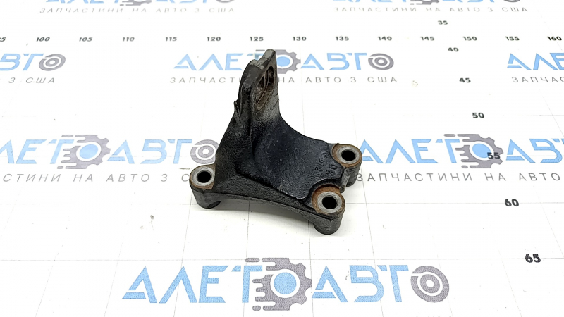 Кронштейн подушки двигуна нижній правий Toyota Camry v55 15-17 hybrid