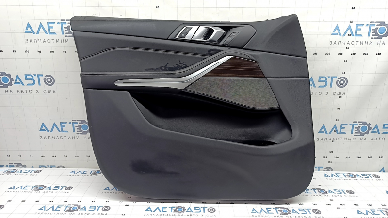 Обшивка дверей картка передня ліва BMW X5 G05 19-23 чорна шкіра, вставка під дерево Fineline Stripe, підлокітник шкіра чорна, з ручкою, накладками і кнопками, подряпини
