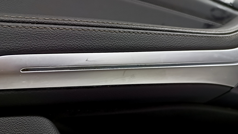 Обшивка дверей картка передня ліва BMW X5 G05 19-23 чорна шкіра, вставка під дерево Fineline Stripe, підлокітник шкіра чорна, з ручкою, накладками і кнопками, подряпини