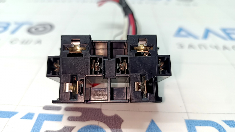 Блок реле подкапотный левый Toyota Camry v55 15-17 2.5 usa большой, под 2 реле