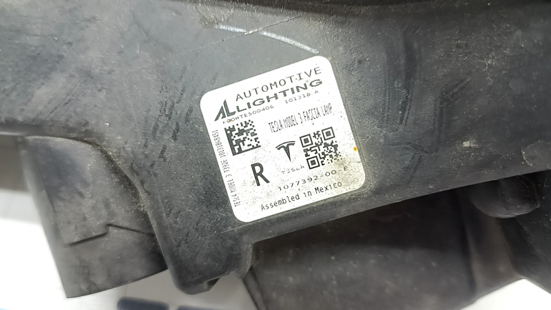 Противотуманная фара птф правая Tesla Model 3 18-23 с поворотником, с корректором, песок
