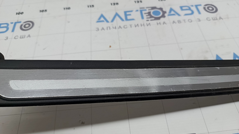 Накладка порогу передня ліва Audi A4 B8 08-16 седан хром S line, зам'ята, подряпини, зламана напрямна