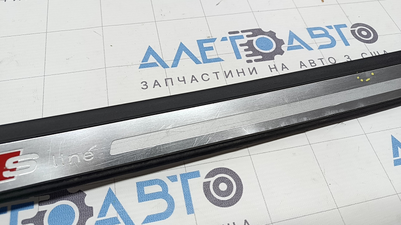 Накладка порогу передня права Audi A4 B8 08-16 седан хром, S line, зламана напрямна, подряпини, тички, зам'ята
