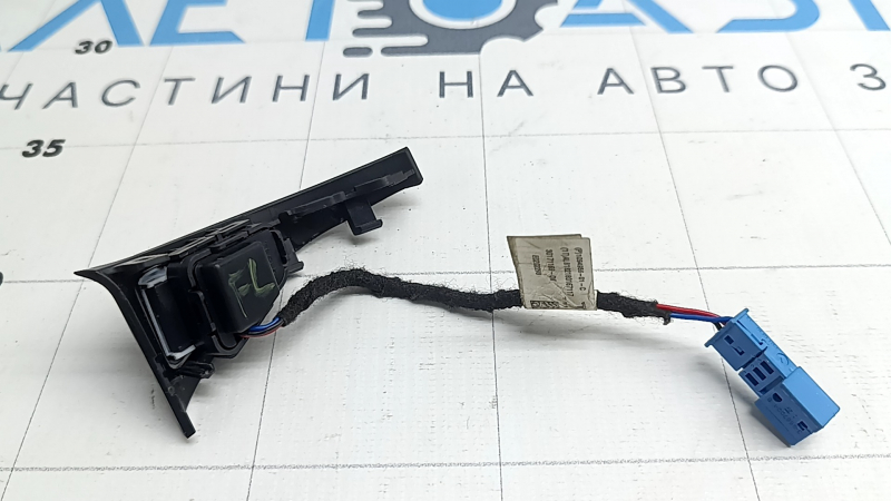 Кнопка блокировки двери передней левой Tesla Model 3 18-20 черный глянец, с накладкой, надрывы, надлом крепления
