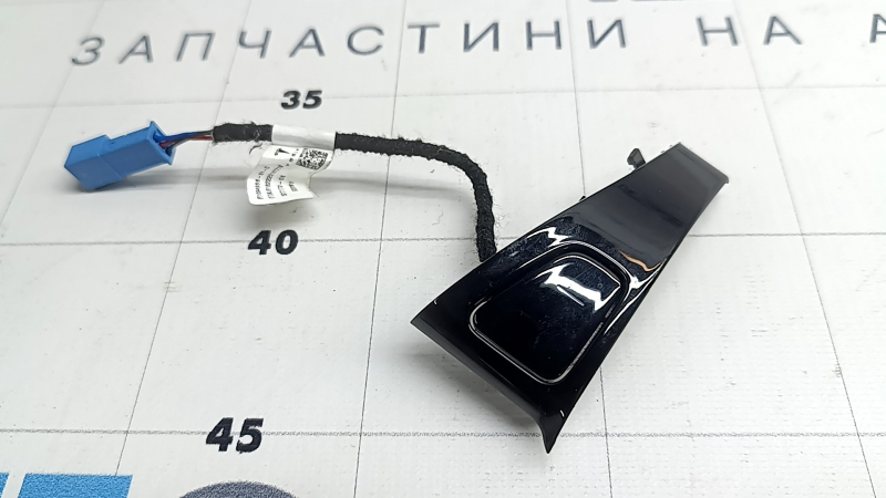 Кнопка блокировки двери задней левой Tesla Model 3 18-20 черный глянец, с накладкой, сломано крепление