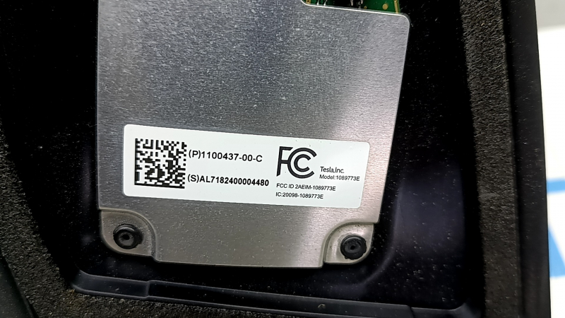 Накладка центральної стійки зовнішня ліва Tesla Model 3 18-23 з камерою та блоком, подряпини
