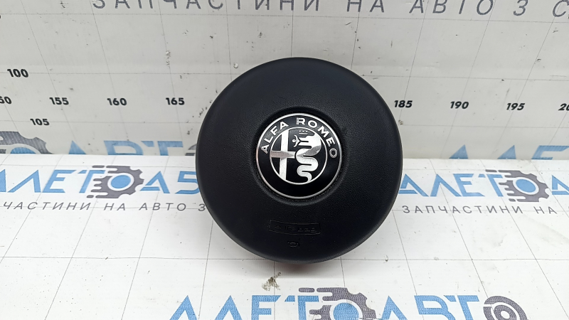 Подушка безопасности airbag в руль водительская Alfa Romeo Giulia 17-23 черная, царапины, вмятина