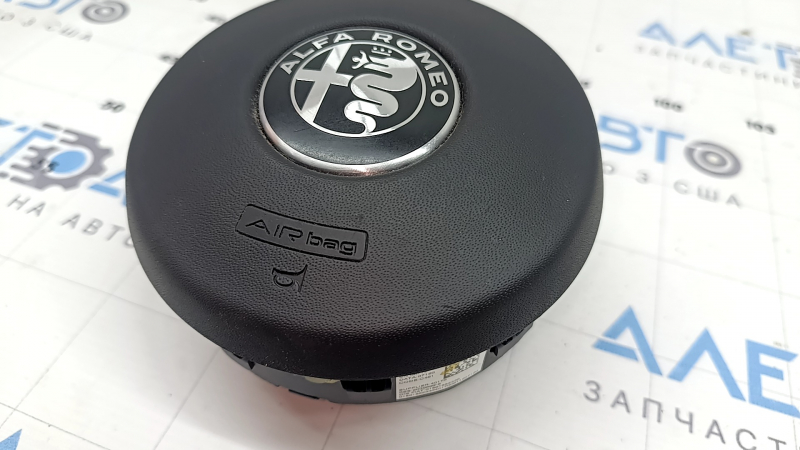Подушка безопасности airbag в руль водительская Alfa Romeo Giulia 17-23 черная, царапины, вмятина